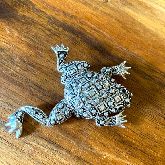 Leaping Frog Brooch - Picture 3 of 4